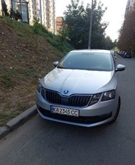 Автотранспорт та основні засоби, а саме: автомобіль SKODA OCTAVIA А7, кузов ТМВАС2NE1JB009162, легковий-загальний ХЕТЧБЕК, рік випуску 2018, об’єм двигуна 1,4, номер державної реєстрації  КА2345СС, колір сірий (інв. номер 105022), автошини зима 205/60/16 GOODYEAR ULTRA GRIP ICE+ 92T (інв. номер 34026000903-07), автошини літо 205/60 R16 (інв. номер 34026000903-02).